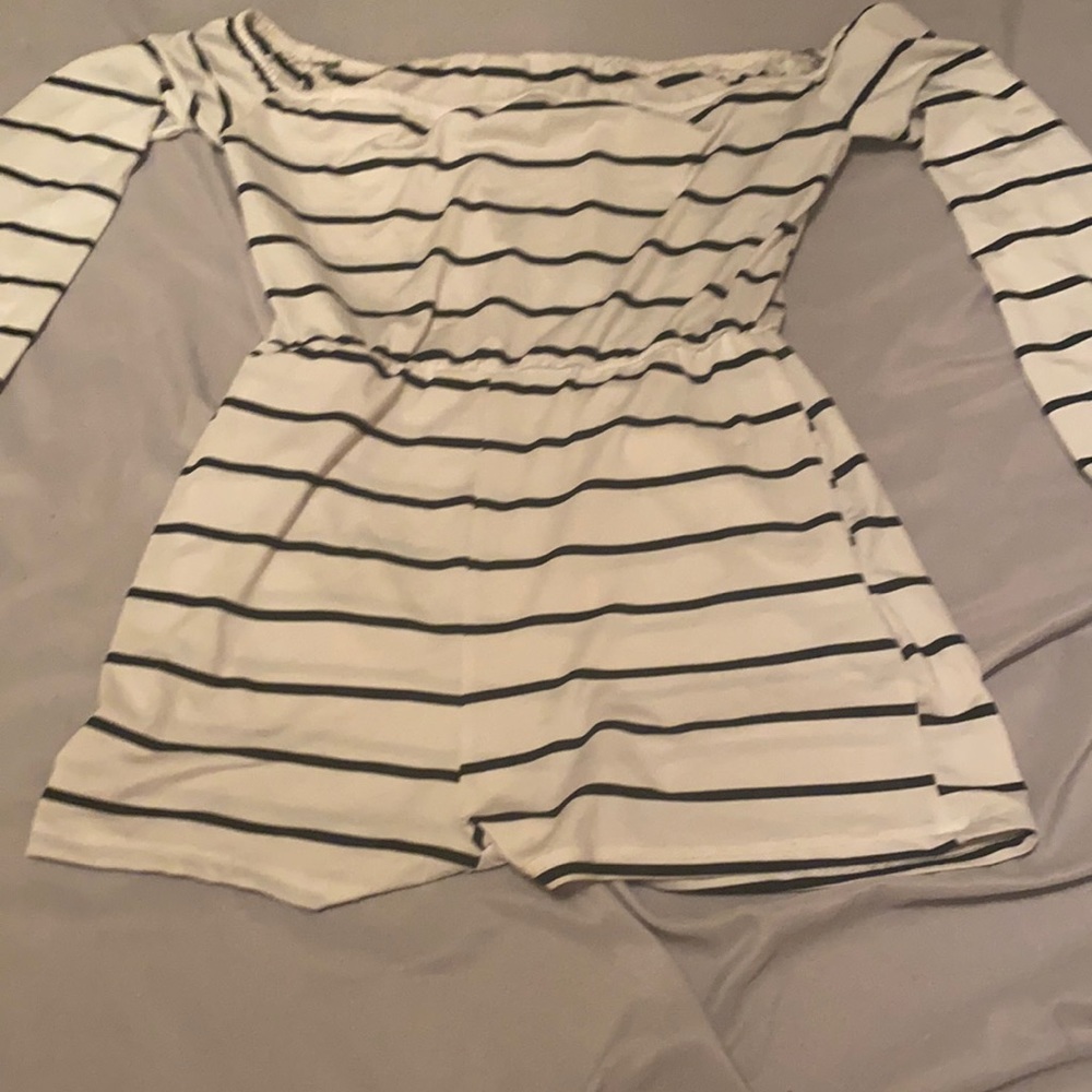 Cute striped romper worn 1 time suggested if your 5’5 or below